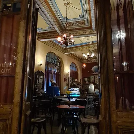 Doukas بيت شباب